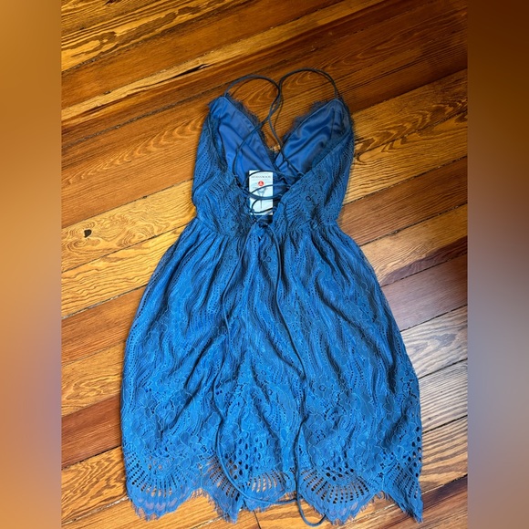 Beautiful dress brand new! - Picture 3 of 6